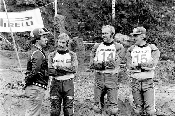 Ruskeasanta 1979 joukkue MM-500. Eppu Mäkelä kertoo pojille vitsiä.